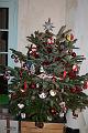 2013-12-14 Zelie mange du pain, les garcons decore le sapin 028